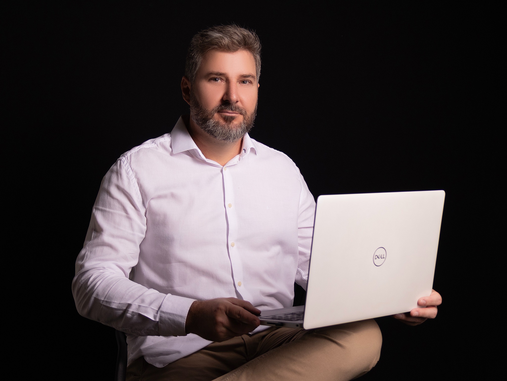 Emerson D'Leon Lorenzon com notebook